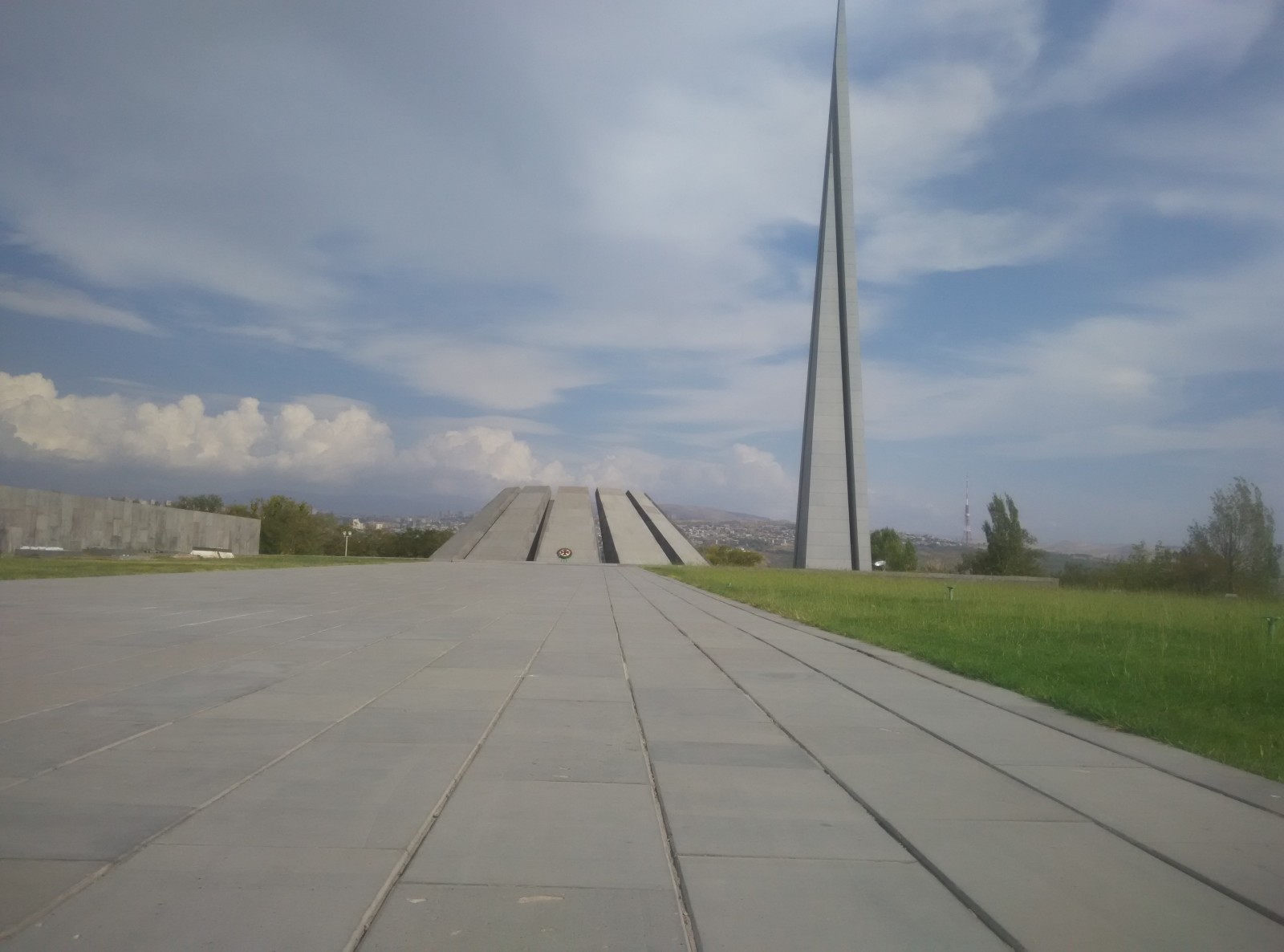 האנדרטה לזכר רצח העם הארמני בירוואן, ארמניה. צילום: דבר ראשון