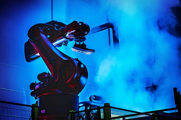 פס ייצור רובוטי במפעל החדש של אדידס (צילום: יח"צ)