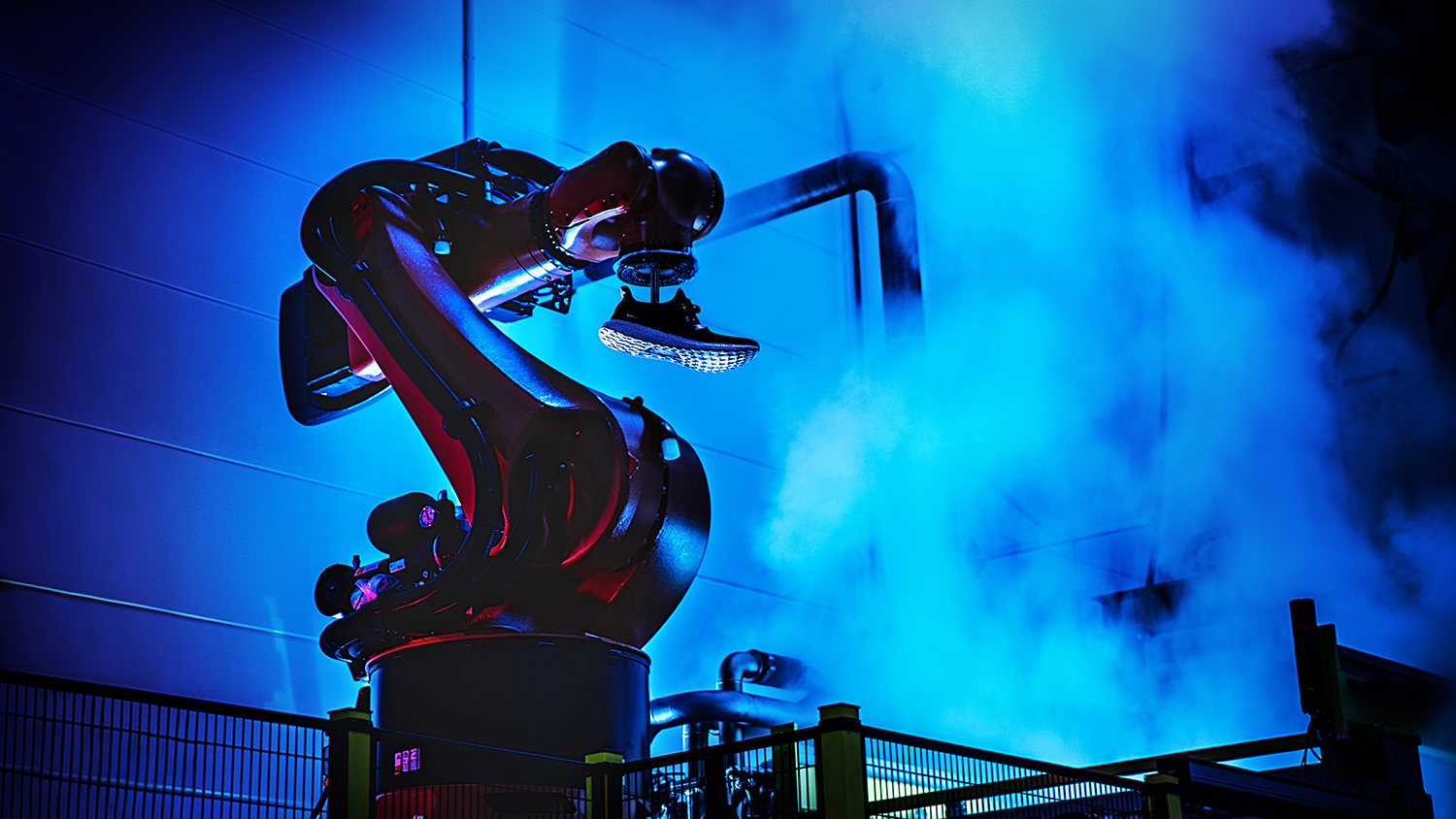 פס ייצור רובוטי במפעל של אדידס (צילום: יח&quot;צ)