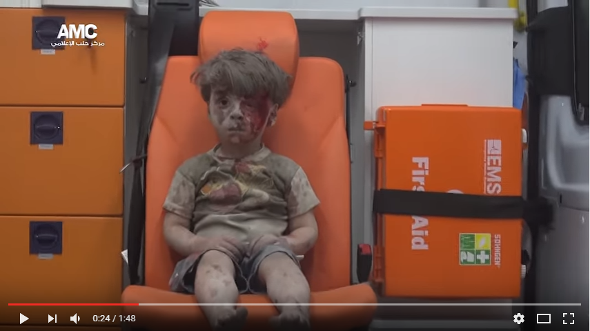 הילד הסורי, עומראן דאקניש, שהוצא מתחת להריסות בניין לאחר שביתו בחאלב, סוריה, הופצץ 18 באוגוסט 2016. צילום מסך