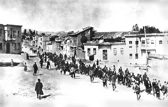ארמנים מוצעדים תחת משמר טורקי חמוש לכלא סמוך לעיר אלאזיג שבמזרח טורקיה, אפריל 1915. (מתוך ויקימדיה)