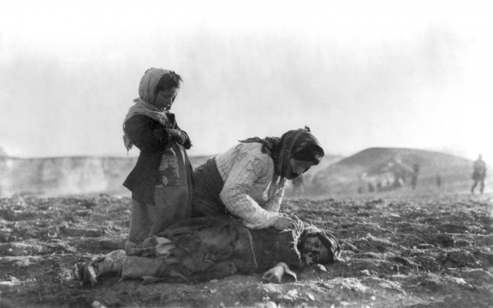 אשה ארמנית כורעת ליד ילד מת בשדה 1915-1919 צילום: מתוך ויקיפדיה