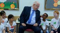 נשיא המדינה פתח את שנת הלימודים תשע"ז עם ילדי כיתה א' בבית הספר 'פסגות' שבקריית ביאליק (צילום: מארק ניימן/לע"מ).