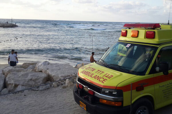 ניידת טיפול נמרץ בחוף שדות ים (צילום: תיעוד מבצעי מד"א).