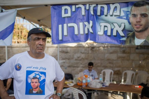 הרצל שאול, אביו של אורון שאול, באוהל המחאה לשחרורו בירושלים, יוני 2016 (צילום: יונתן זינדל  פלאש 90)