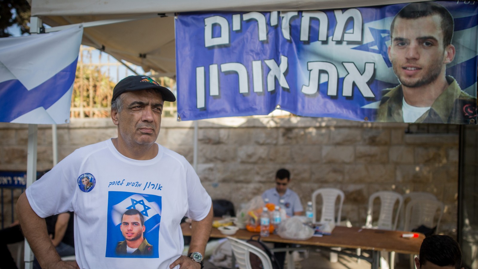 הרצל שאול, אביו של אורון שאול, באוהל המחאה לשחרורו בירושלים, יוני 2016 (צילום: יונתן זינדל פלאש 90)