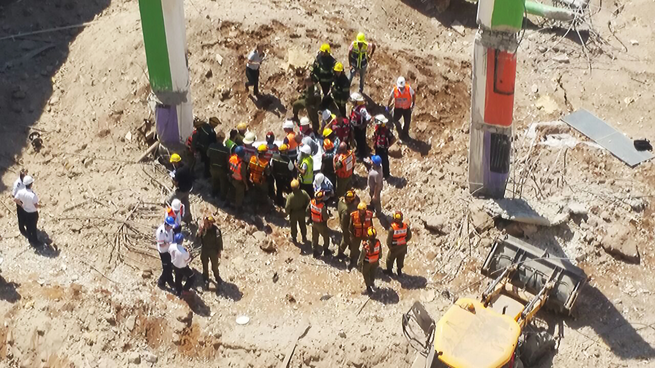 כוחות החילוץ מחפשים אחר נעדרים באתר הבנייה ברמת החייל (צילום: דבר ראשון).