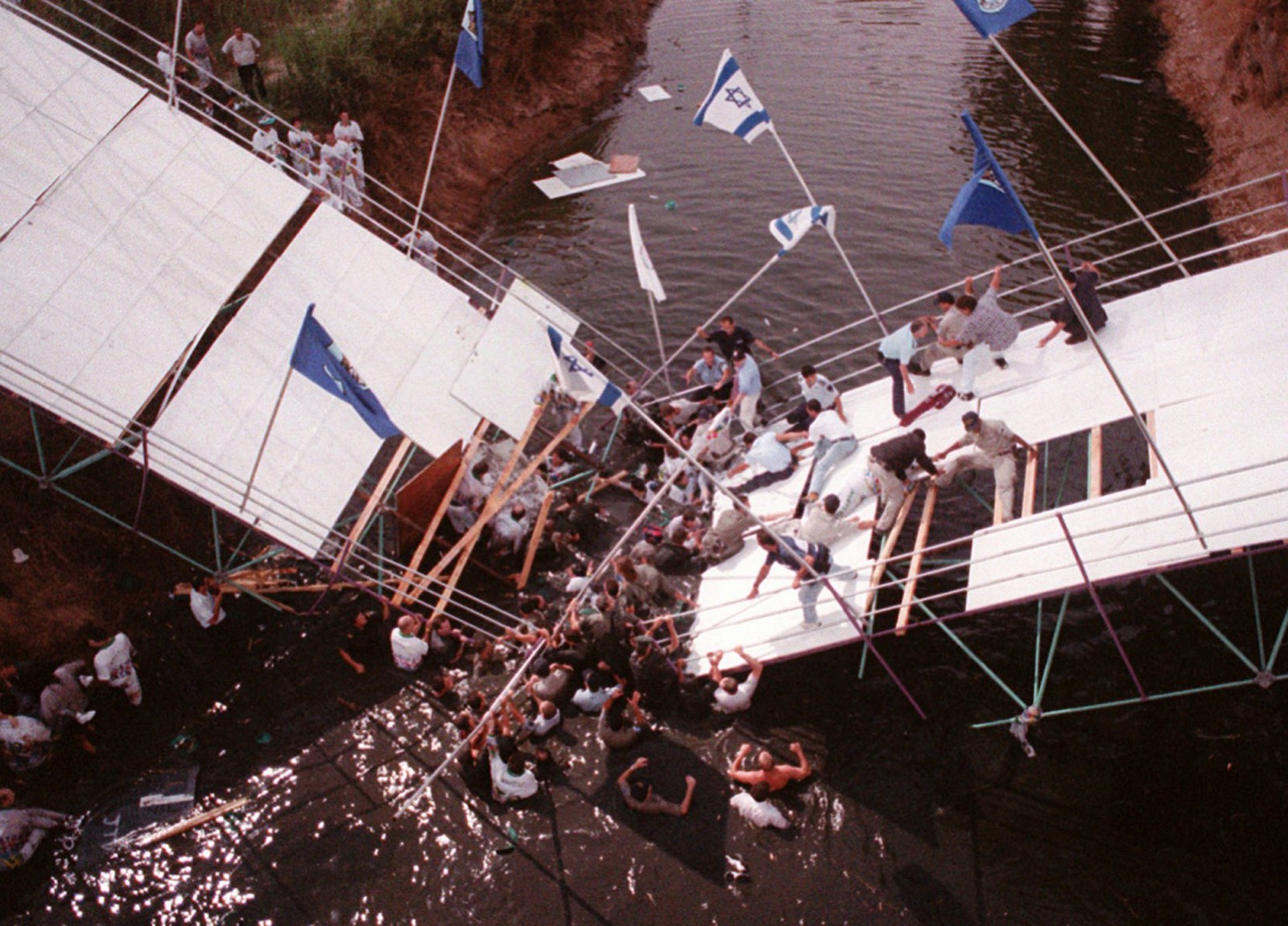 קריסת גשר המכביה, 1997. הגשר לא תוכנן לעומס הדרוש, וקרס כשהספורטאים החלו לרקוד עליו (צילום: AP)