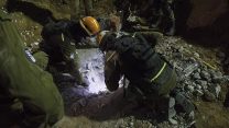 כוחות ההצלה בחיפוש אחר הנעדרים באתר הקריסה ברמת החייל (צילום: פלאש 90).