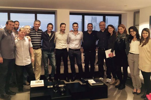 עובדי החברה לאחר חתימה על הסכם קיבוצי במרץ 2016 (תמונה באדיבות דף הפייסבוק התאגדות עובדי טק מהינדרה בישראל).