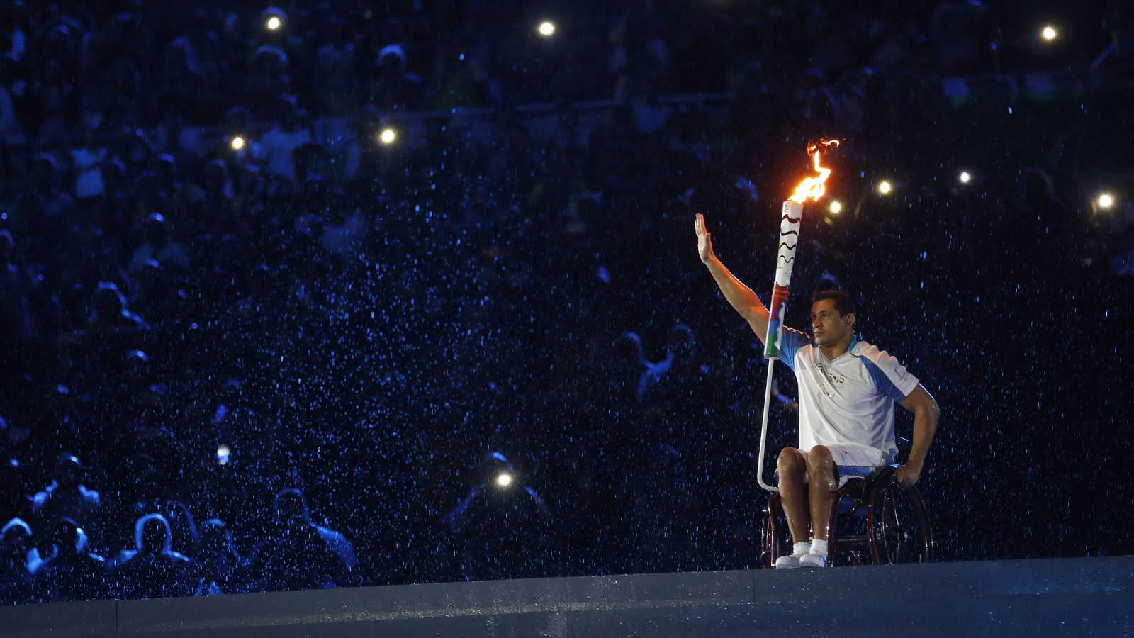 קלודואלדו סילבה מדליק את הלהבה בטקס פתיחת המשחקים הפראלימפיים ריו 2016 (צילום: סוכנות AP). 