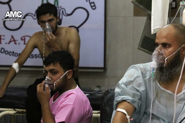 מטופלים סורים בבית החולים לאחר שאיפת גז כלורין (צילום: Aleppo Media Center via AP)