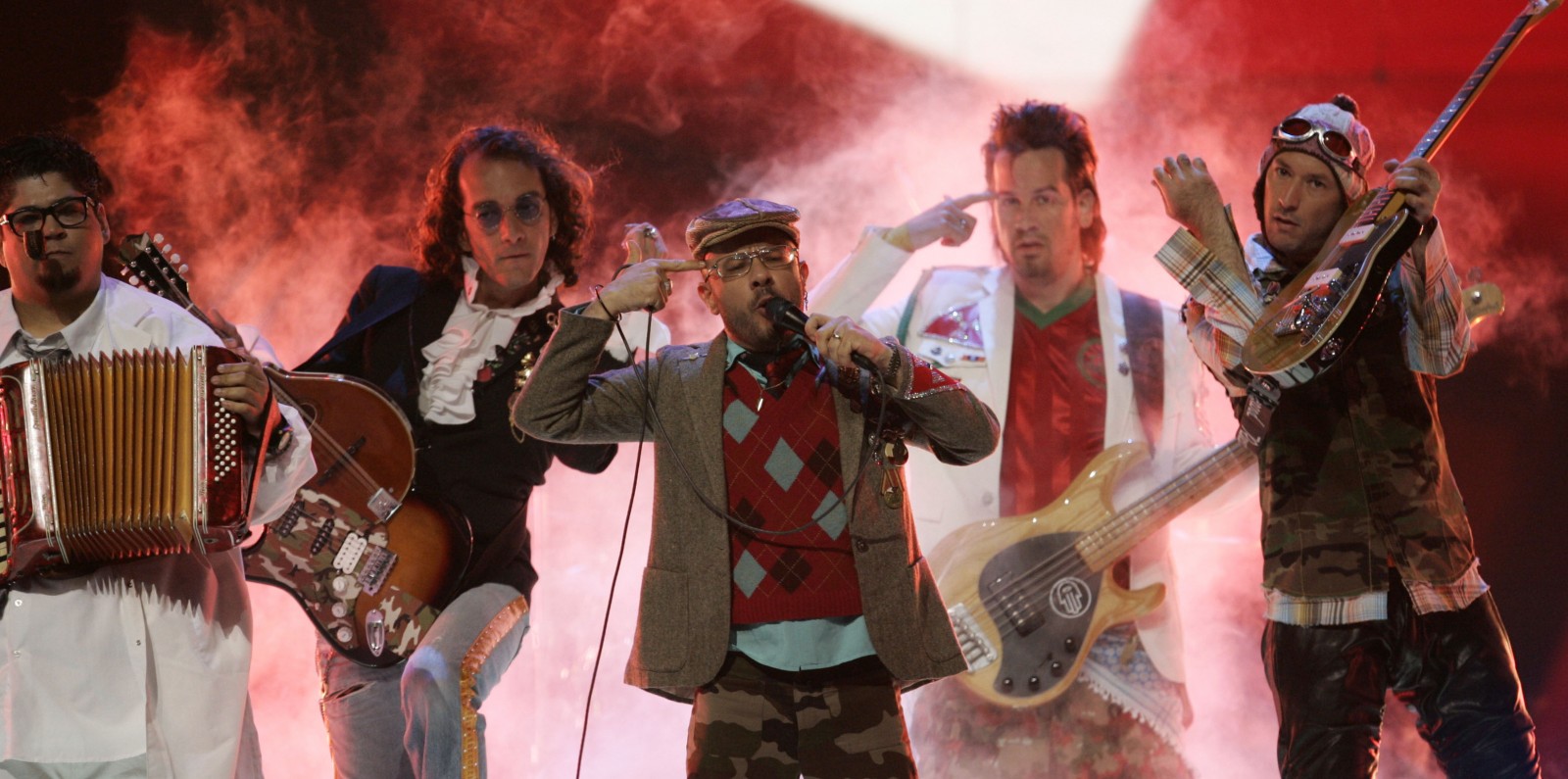 להקת טיפקס מופיעים על בימת ארוויזיון 2007 (צילום: AP)
