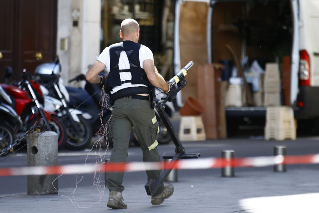 חבלן משטרתי מבצע פיצוץ מבוקר למטען חבלה בפריז (צילום: סוכנות AP).