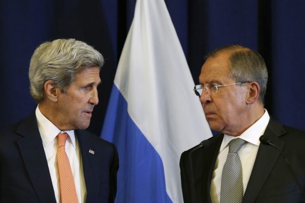 שר החוץ הרוסי סרגי לברוב עם שר החוץ האמריקאי ג׳ון קרי בפגישתם בג׳נבה (צילום: סוכנות AP).