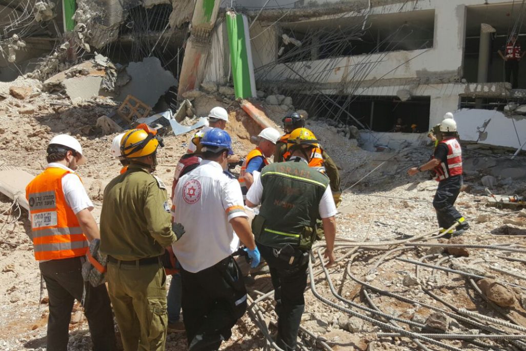 צוותי מדא פועלים בזירת אסון קריסת החניון ברמת החייל בתל אביב (צילום: דוברות מד"א).