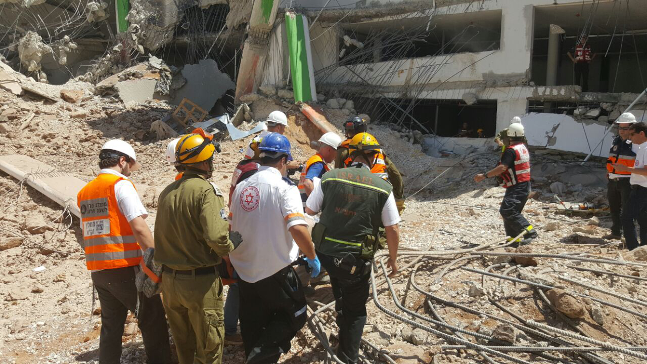 צוותי מדא פועלים בזירת אסון קריסת החניון ברמת החייל בתל אביב (צילום: דוברות מד"א).