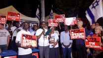 אילן, אחריו של אברה מנגיסטו בהפגנה אמש(צילום: דבר ראשון)