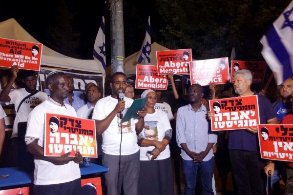 אילן, אחריו של אברה מנגיסטו בהפגנה אמש(צילום: דבר ראשון)