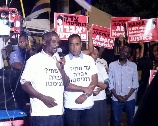 אביו של אברה מנגיסטו בהפגנה אמש (צילום: דבר ראשון)