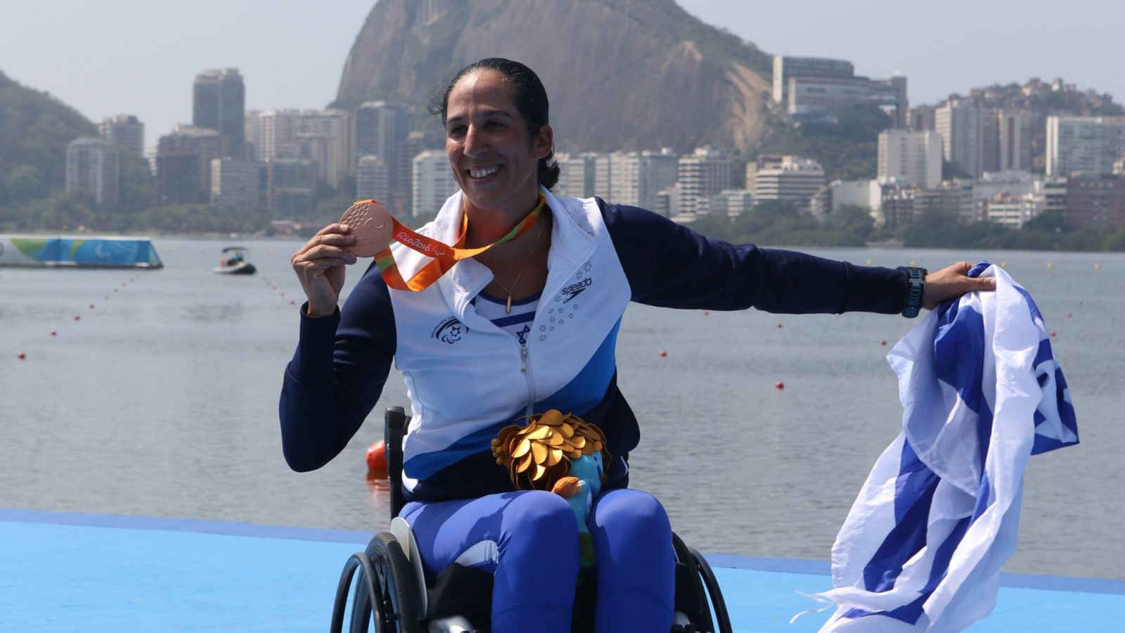 بطلة التجديف موران سموئيل مع الميدالية البرونزية في الألعاب البارالمبية ريو 2016. إحدى ميداليات إسرائيل الـ 375 (تصوير: كيرن إيزكسون، اتحاد رياضات المعاقين)