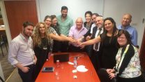 השר חיים כץ ועדי העובדים וראשי מעונות לאחר שהגיעו להסכמות בנוגע לשכר המטפלות (תמונה: דוברות משרד העבודה והרווחה).