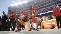 שחקני קבוצת הפוטבול 49ers כורעים ברך במהלך השמעת המנון ארה"ב כמחאה על מצב השחורים, ספטמבר 2016 (צילום: AP).