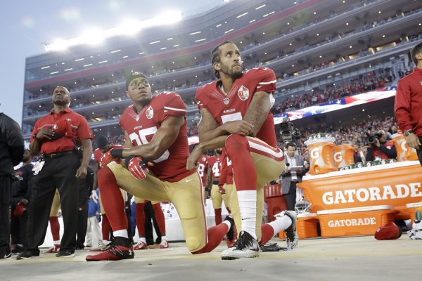 שחקני קבוצת הפוטבול 49ers כורעים ברך במהלך השמעת המנון ארה"ב כמחאה על מצב השחורים, ספטמבר 2016 (צילום: AP).