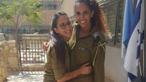 שלו וקצינת הנפגעים שליוותה אותה (צילום: דובר צה"ל).