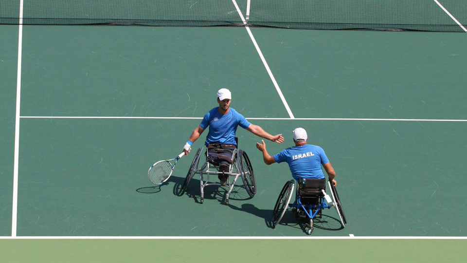 שרגא וינברג ואיתי ארנליב, טניס בכסאות גלגלים, בקרב על הארד (צילום: באדיבות ההתאחדות לספורט נכים).