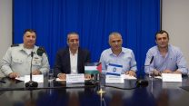 שר האוצר משה כחלון, השר לעניינים אזרחיים ברשות הפלסטינית, חסיין א-שייח, האלוף פולי מרדכי מתאם פעולות הממשלה בשטחים ושי באב"ד מנכ"ל משרד האוצר -  בעת החתימה על הסדרת חובות החשמל (צילום: דוברות משרד האוצר).