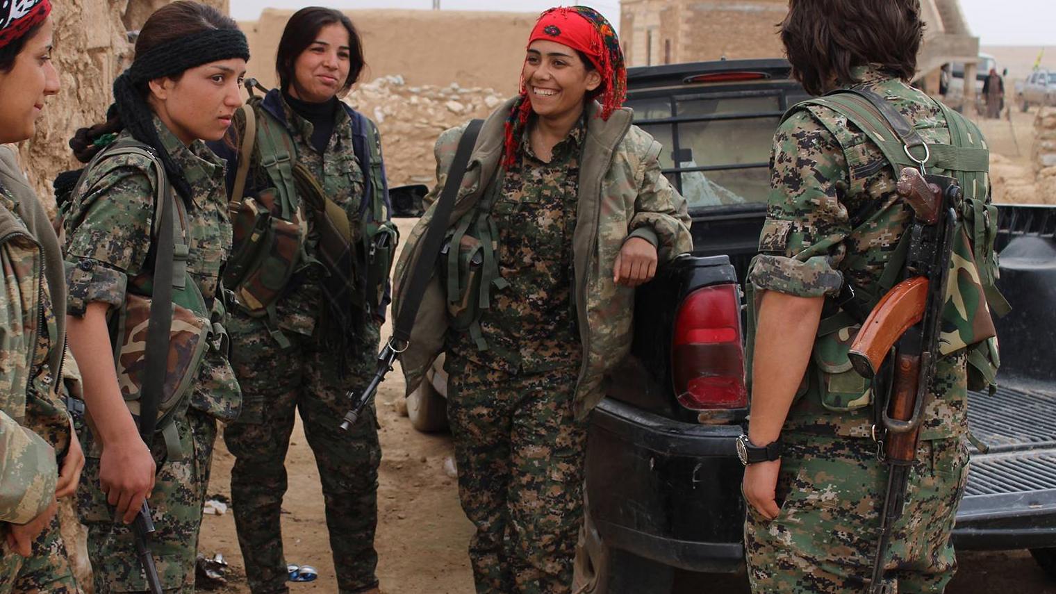 לוחמות כורדיות בסוריה (צילום: Kurdishstruggle, מתוך Flickr).