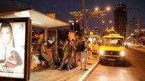 מונית שירות ממתינה בתחנת רכב מרכז ת"א (צילום: פלאש 90).