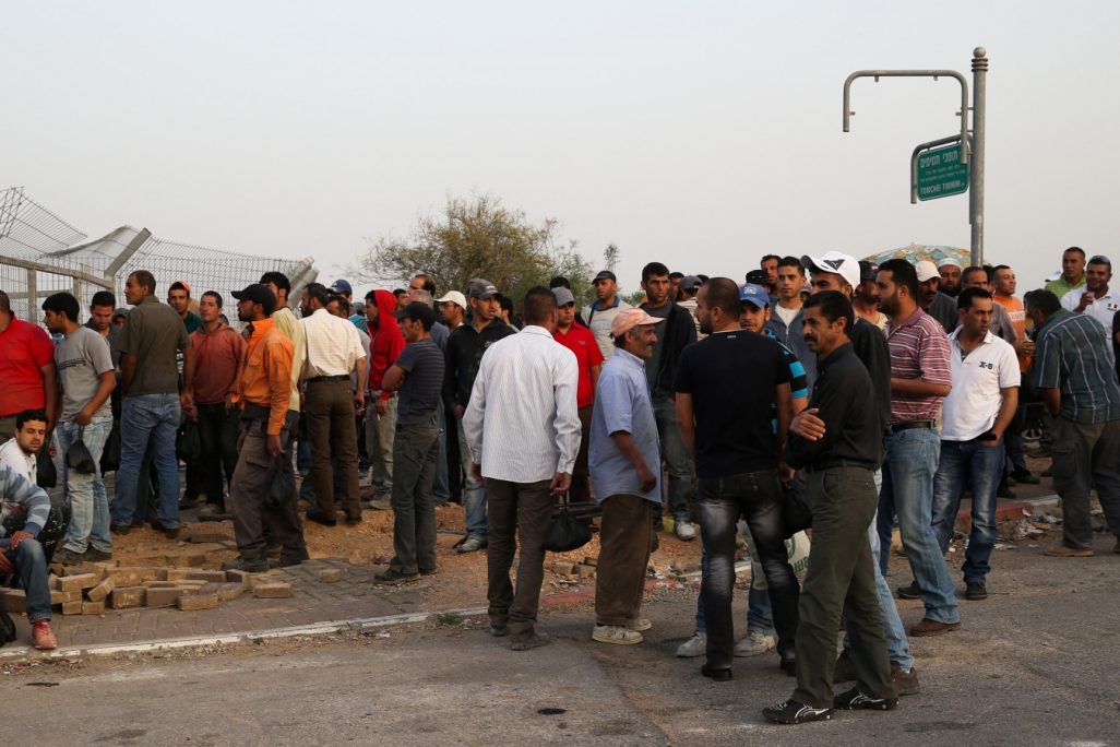 עובדים פלסטינים מחכים במחסום (צילום ארכיון: נתי שוחט / פלאש90)
