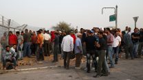 עובדים פלסטינים מחכים במחסום (צילום ארכיון: נתי שוחט / פלאש90)