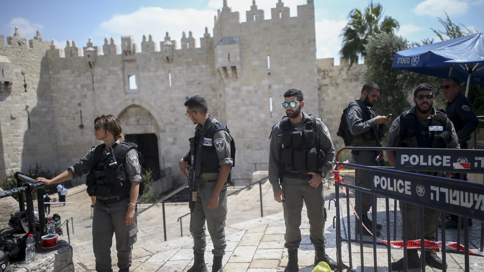 כוחות הבטחון מתאספים באזור זירת הפיגוע בשער שכם, ירושלים (צילום: פלאש 90).