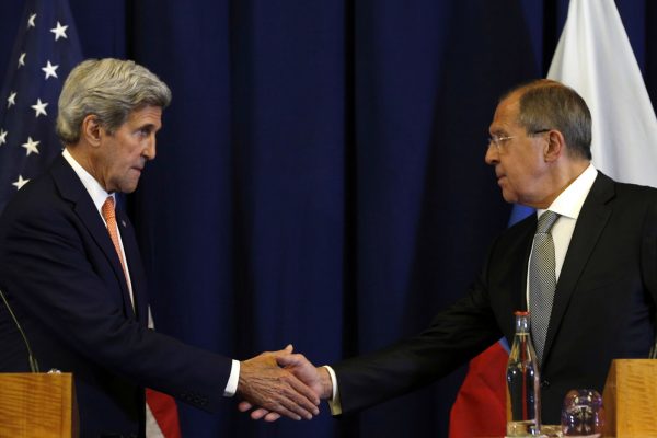 שר החוץ האמריקרי ג'ון קרי ושר החוץ הרוסי סרגיי לברוב לוחצים ידיים לאחר פגישה על הסכם הפסקת האש בסוריה(צילום: AP)