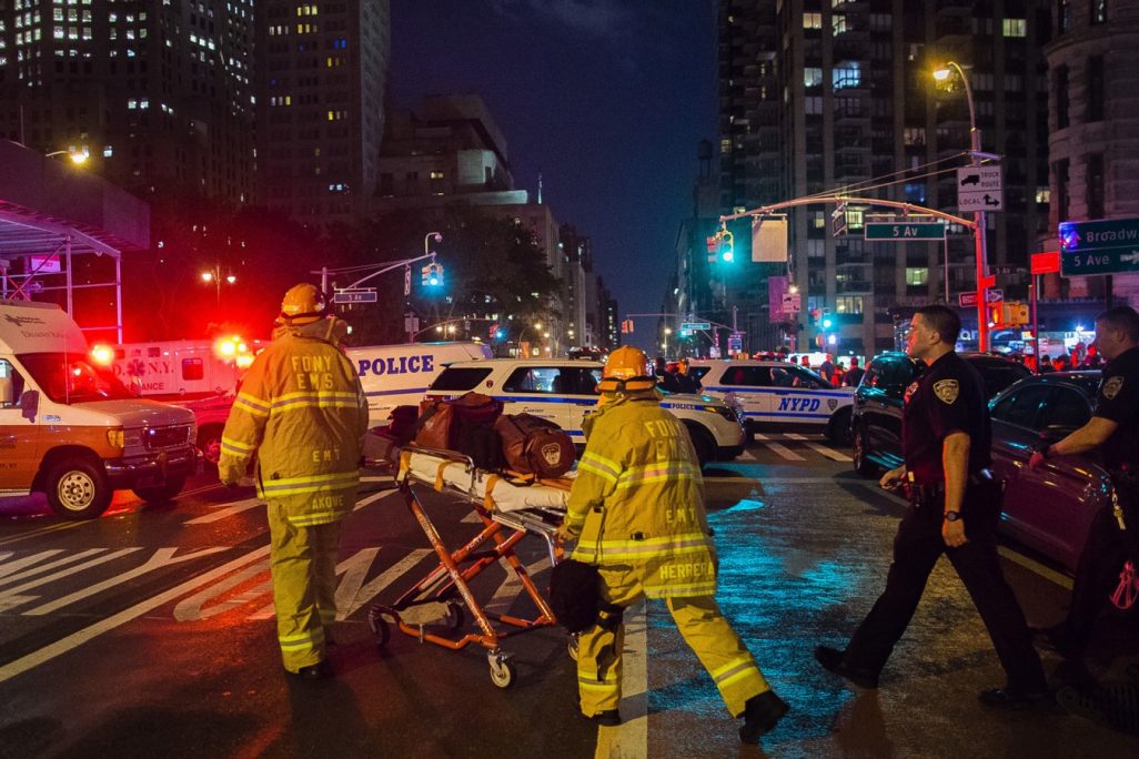 כוחות ההצלה מגיעים לזירת הפיצוץ בניו-יורק (צילום: AP).