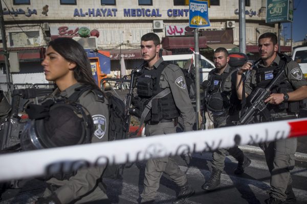 כוחות הבטחון בזירת הפיגוע בירושלים, הבוקר (צילום: יונתן זינדל  פלאש 90).