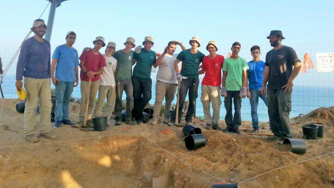 בני הנוער שעבדו בחפירה הארכיאולוגית (באדיבות רשות העתיקות).