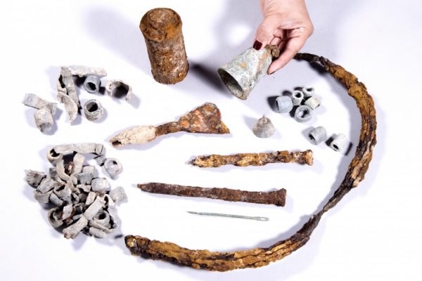 הממצאים שנחשפו בחפירה: קרסים ממתכת, עשרות משקלות עופרת, פעמון גדול מברונזה, ועוד. (צילום: קלרה עמית, באדיבות רשות העתיקות)