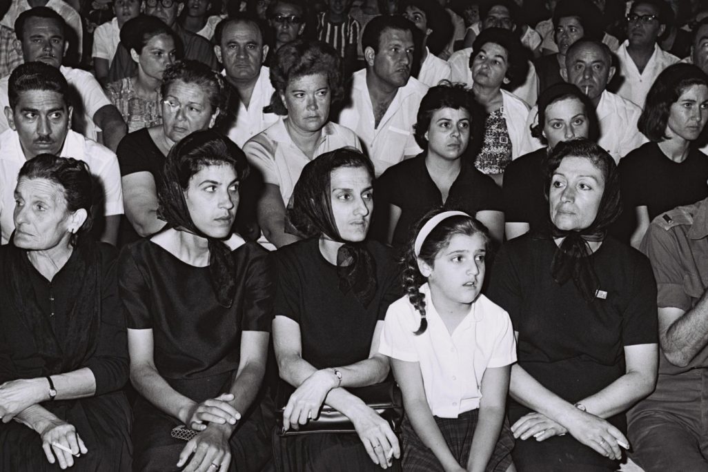 אמו, אחיותיו ואלמנתו של אלי כהן ז"ל, בטקס האזכרה 30 יום להוצאתו להורג (מתוך ארכיון התצלומים הלאומי).
