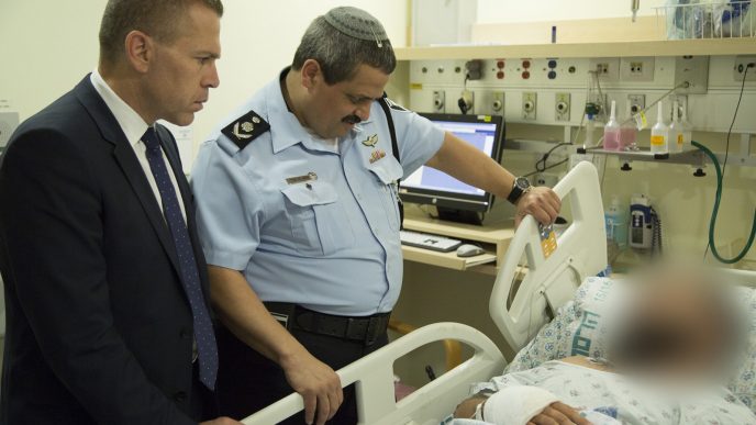 השר גלעד ארדן והמפכ"ל רוני אלשיך מבקרים את הפצועים בבית החולים (צילום: דוברות המשטרה)
