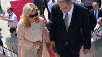 בני הזוג נתניהו עולים על מטוס לארצות הברית, אתמול (צילום: קובי גדעון  לע"מ)