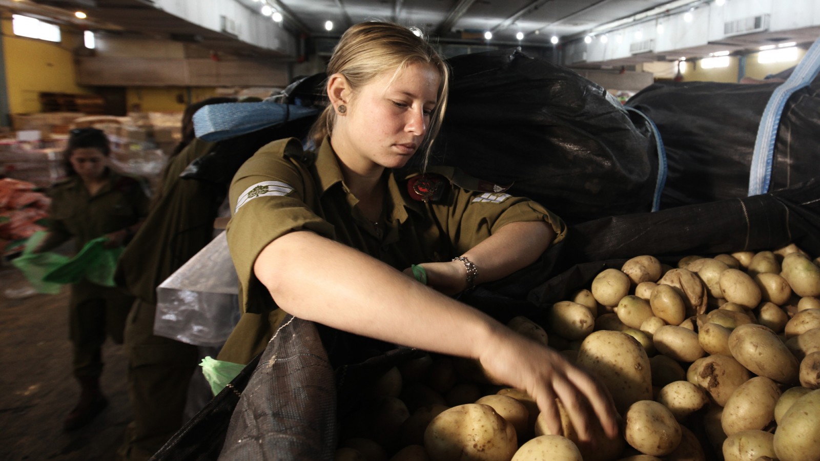חיילת במבצע צדקה לקראת חג הפסח (צילום ארכיון: קובי גדעון / פלאש 90).
