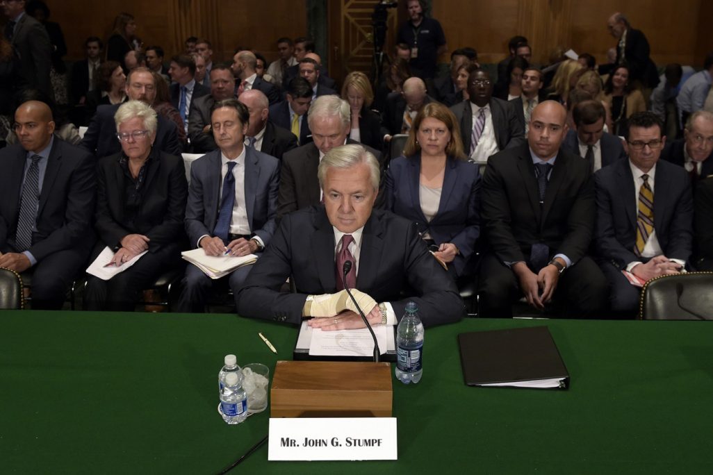 מנכ״ל הבנק ולס פארגו ג׳ון סטאמפף בעת שימוע בסנאט ארה״ב (צילום: סוכנות AP).