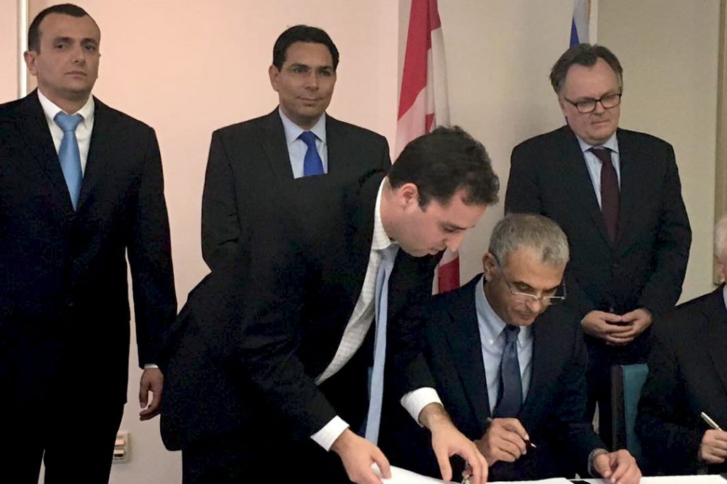 שר האוצר משה כחלון חותם על הסכם מס עם שר החוץ הקנדי סטפן דיון. (צילום: דוברות שר האוצר)