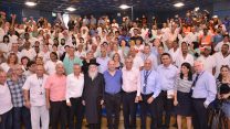 שר האוצר משה כחלון, יו"ר ההסתדרות אבי ניסנקורן ושר הבריאות יעקב ליצמן (עומדים במרכז השורה הראשונה) עם עובדי אסף הרופא שנקלטו להעסקה ישירה (צילום: אביעד ויצמן)