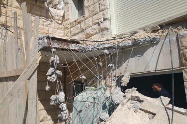 מרפסת קרסה בשכונת רמות בירושלים (צילום: כיבוי והצלה ירושלים)