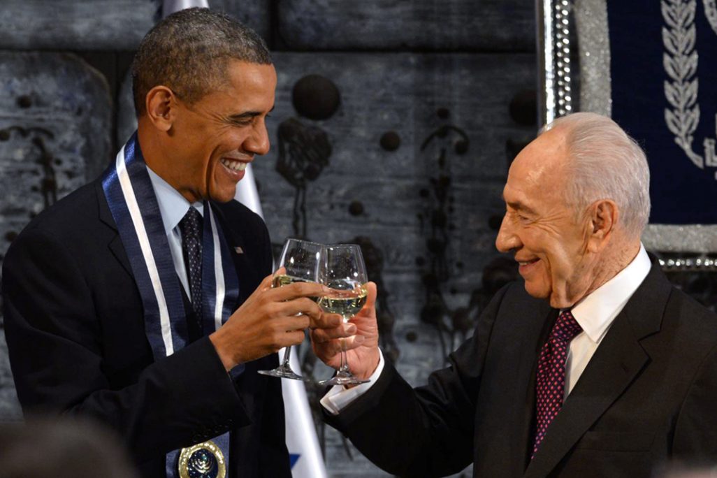 Israeli President Shimon Peres (R) toasts US President Barack Obama after presenting him with the Presidential Medal of Distinction, the highest civilian honor in Israel, during an official State Dinner at the President's residence in Jerusalem, March 21, 2013. Photo by Mark Neyman/GPO/Flash90